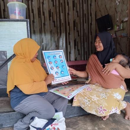 Kader Kesehatan Desa Gunung Ulin Edukasi Ibu Baduta tentang Pentingnya Cuci Tangan Pakai Sabun